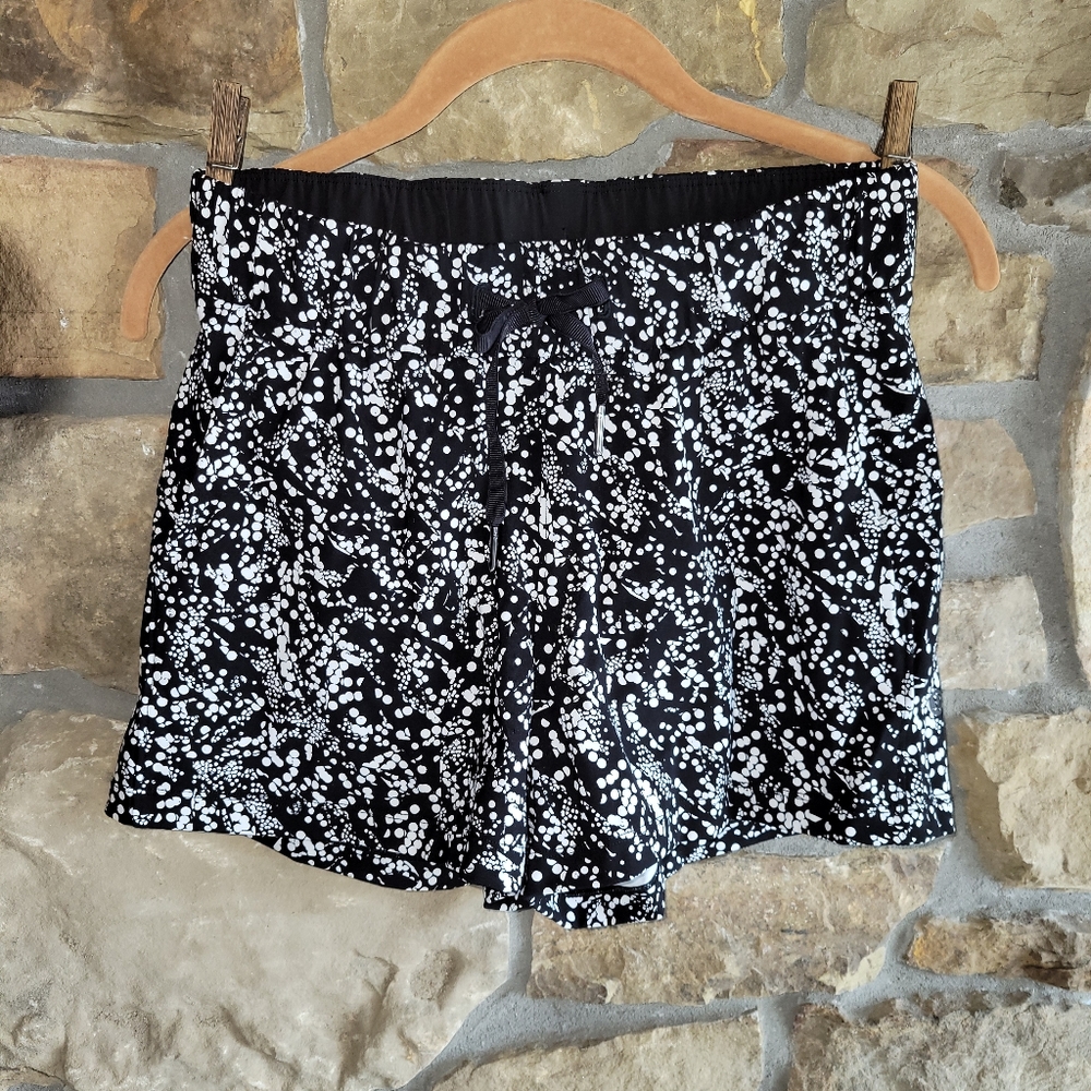 NWOT Lululemon On The Fly Short 2.5 Chirasu Black 4 Dot Printed Tie